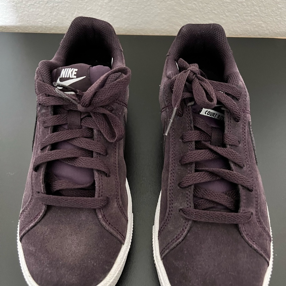 Nike Women’s Purple suede Sneakers sz 8 - Picture 2 of 6